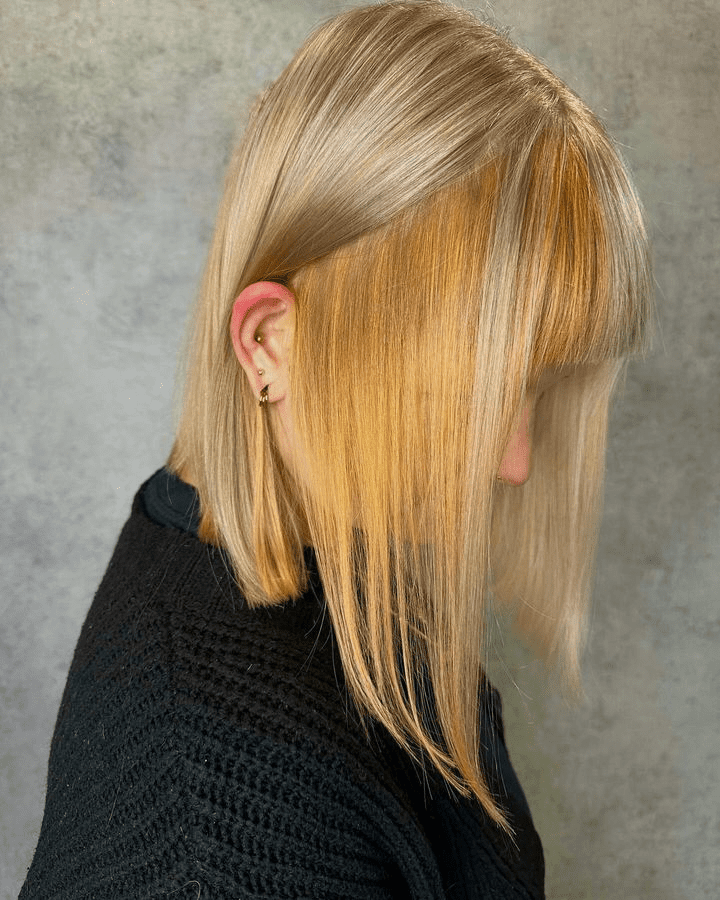 Minimalist Vibe with a Blunt Bob Cut and Honey-Blond Tones