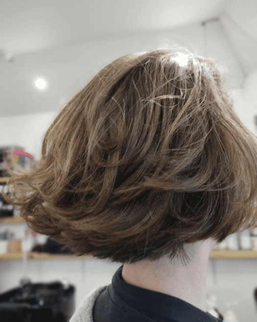 Caramel Highlights in a Casual Medium-Length Cut