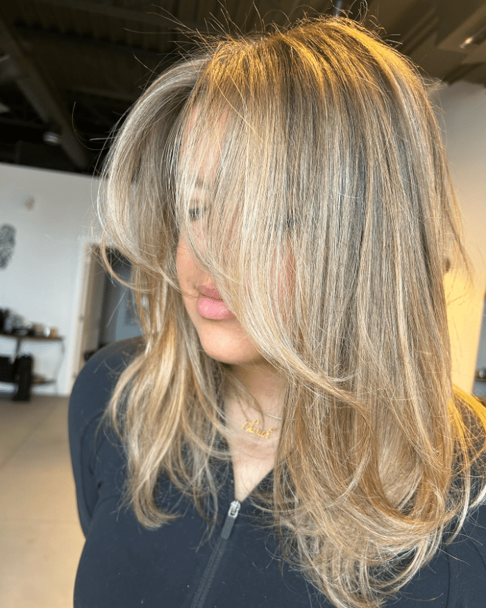 3D Waves with Golden Highlights