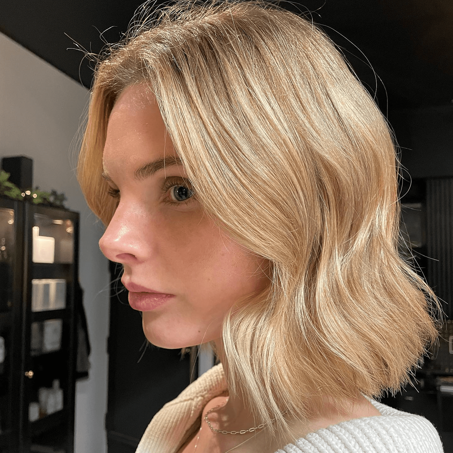 Relaxed Blonde Bob with Beachy Waves