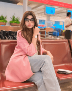31 Chic And Comfortable Airport Hairstyles For Travel