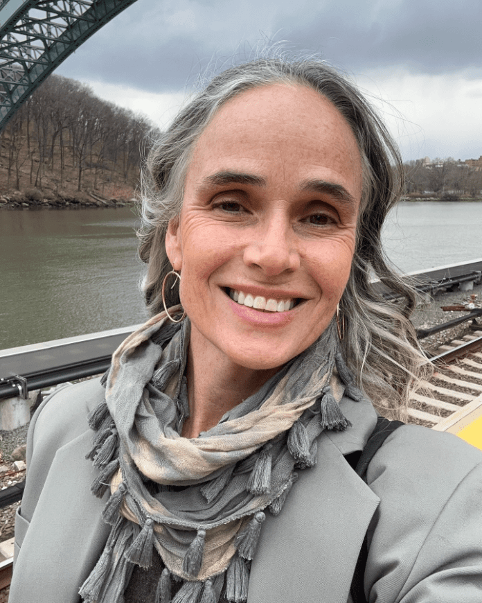Effortless Waves Embracing Gray